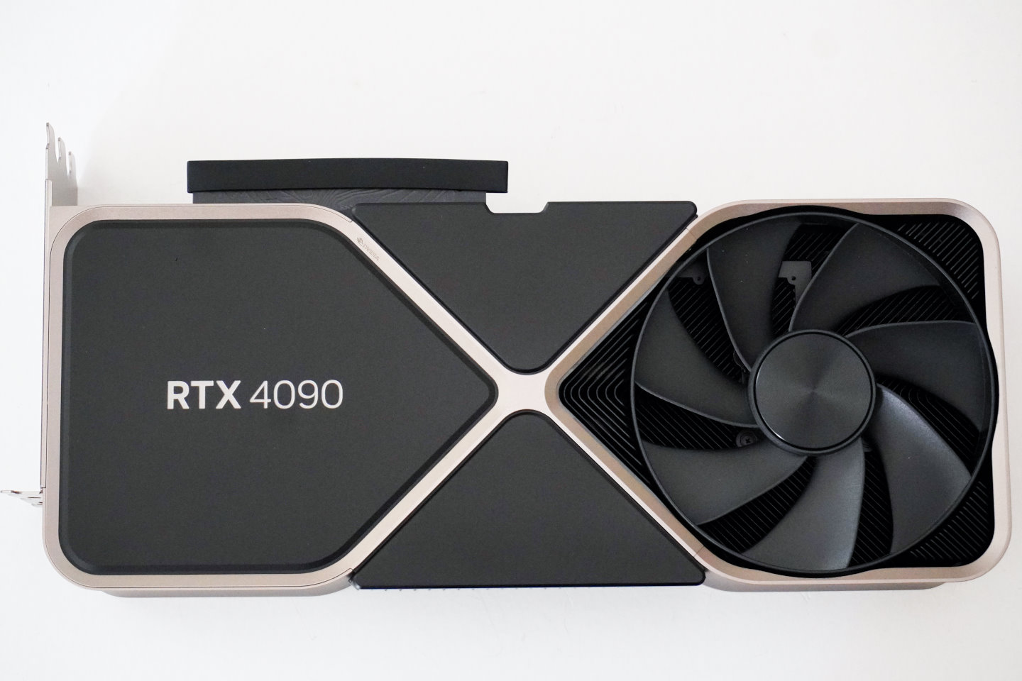 GeForce RTX 4090 Founder Edition的外型與前代GeForce RTX 3090 Ti Founder Edition相當接近，更多圖片可以參考先前的開箱報導。