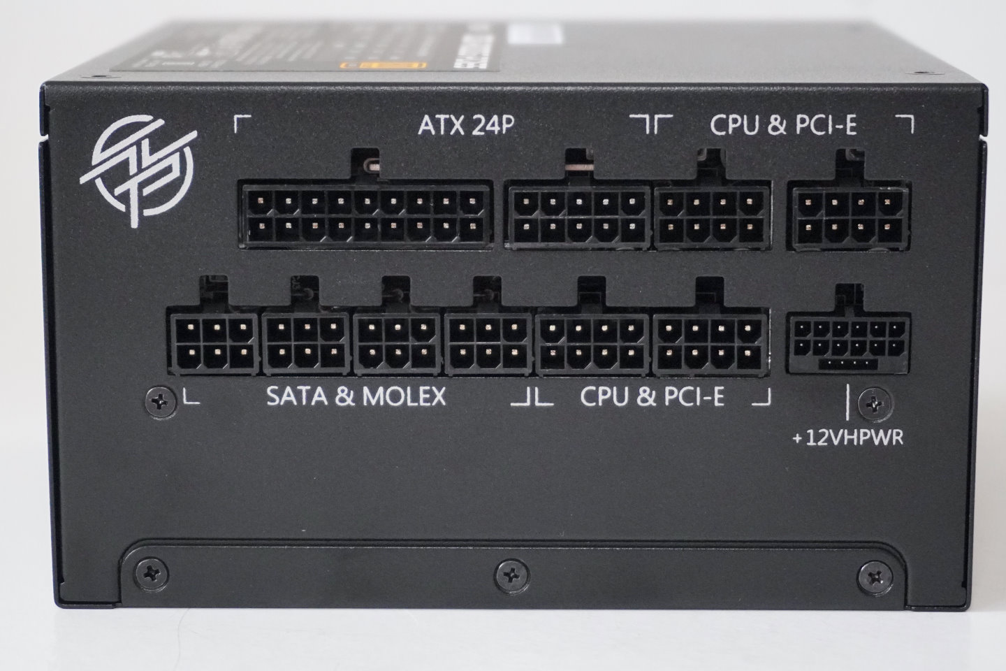 MPG A1000G PCIE5也提供4組CPU與PCIe共用的8Pin端，並附上12VHPWER轉雙PCIe 8Pin線材，能夠提供高度相容舊規格顯示卡的便利。