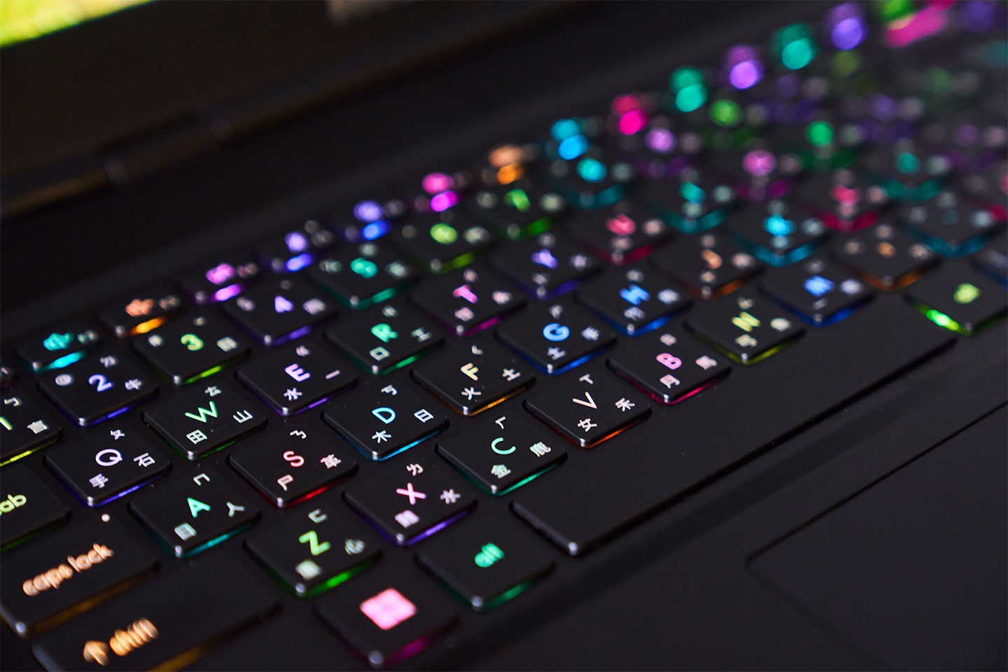 MSI Stealth GS77 鍵盤採用單鍵 RGB 背光計，這也是整台電最具「電競氛圍」的計，無論燈色或動態效果都能透過內建的 SteelSeries GG 應用工具來自定。
