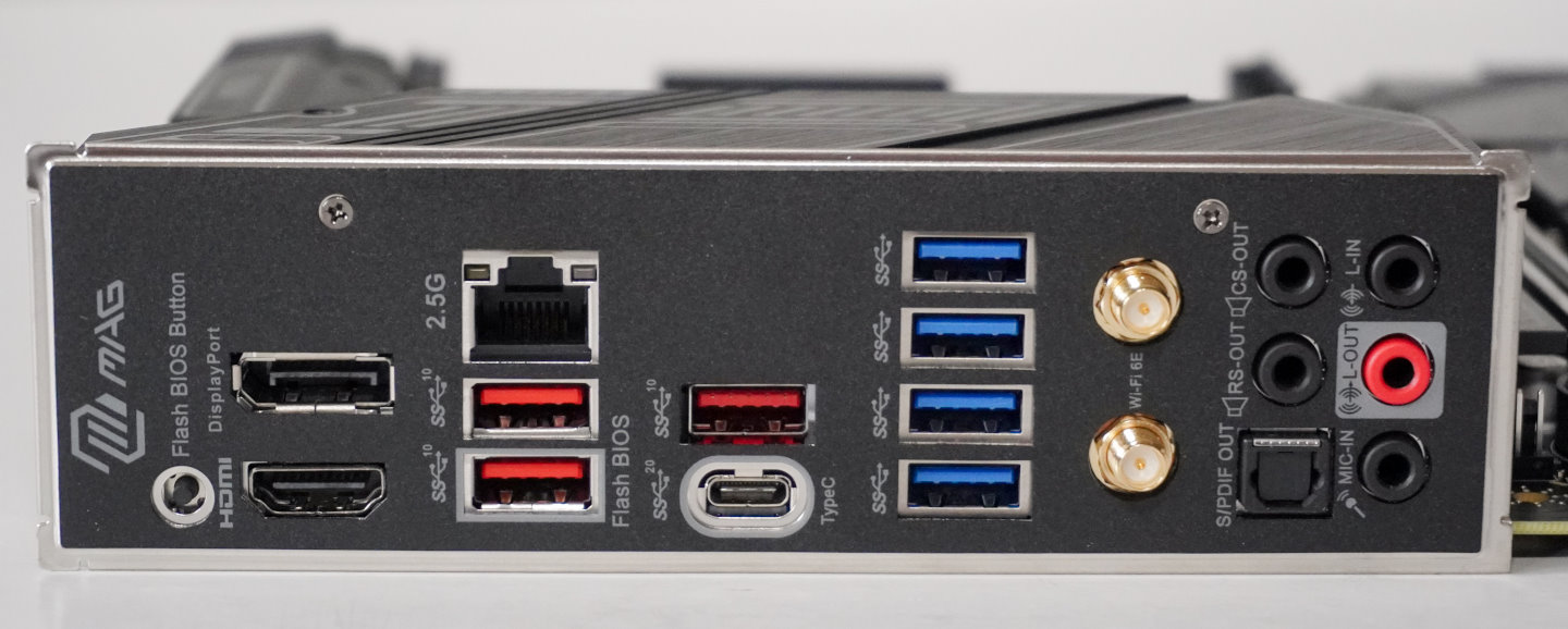 I/O背板部分具有2.5GbE乙太網路，以及7組USB Type-A、1組傳輸速度達20Gbps的USB 3.2 Gen 2x2 Type-C。