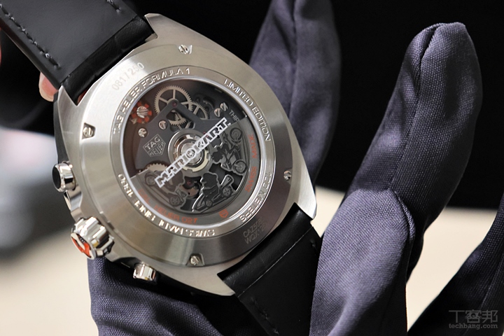 五級鈦金屬旋入式藍寶石玻璃錶背，鐫刻「XXX／250」限量版樣。