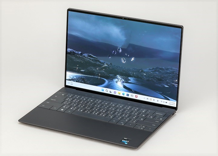 Dell XPS 13 Plus 螢幕為 13.4 吋、3456×2160 解析度，支援 Dolby Vision 杜比視界規格，呈現的色彩鮮艷飽滿，對比度高。