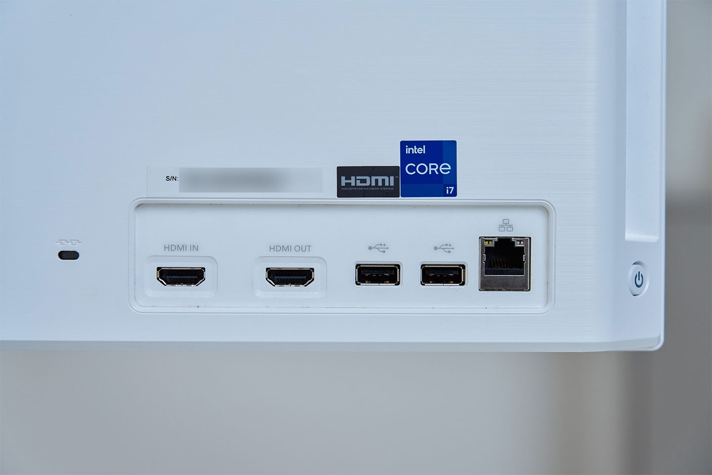 機背右下角可看到電源鈕、乙太網路接口、兩組 USB 2.0 A 埠、一組 HDMI OUT 與一組 HDMI IN，分別提供第二螢幕輸出，以及在未開啟系統的情況下可將 Modern AM272P 當作其他備的第二螢幕。