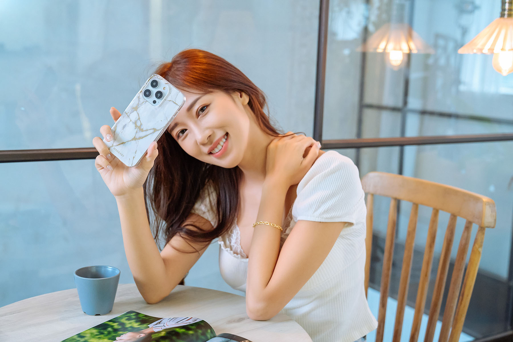 香檳白款式很適合搭配淺色機身的 iPhone，從大理石裂痕透出的金色紋路與白色的石面顯得相得益彰。