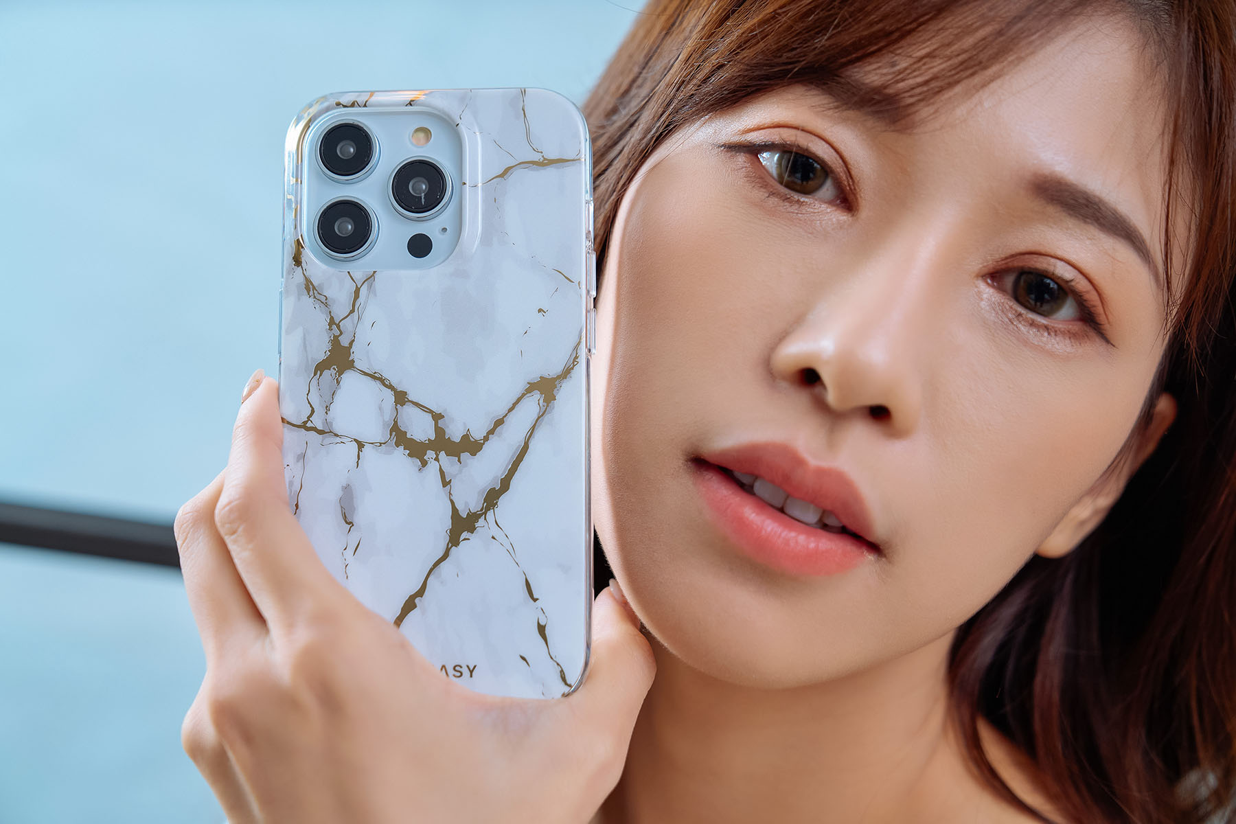 香檳白款式很適合搭配淺色機身的 iPhone，從大理石裂痕透出的金色紋路與白色的石面顯得相得益彰。