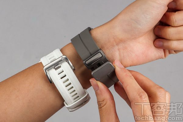 目前大多數運動錶款配備的是穿橡膠錶帶，而三星則引進了新型的D型磁扣運動錶帶，享有簡單易調節長度的特點。