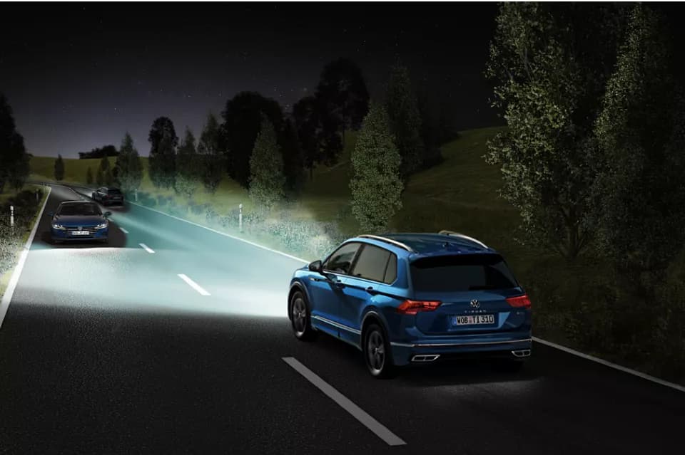 根據環境道路的照明不同，IQ.LIGHT 智慧燈組會自動調整燈照射範圍，即便是對向有來車，它也能智慧的感測對向車輛，遮蔽部分遠光燈源，避免造成對向駕駛的視覺眩光。