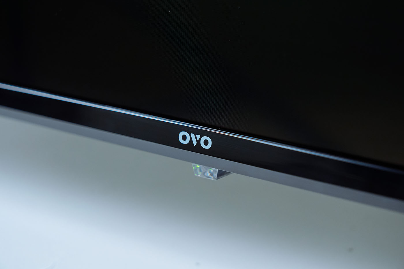 螢幕下方央則有相當低調的 OVO 商標，以及最下方的 LED 指示燈。 ▲ 採用亮面處理的腳座以輕量化計為主，但仍擁有十分穩固的支撐性，並為 T65 帶來十分高級的質感。