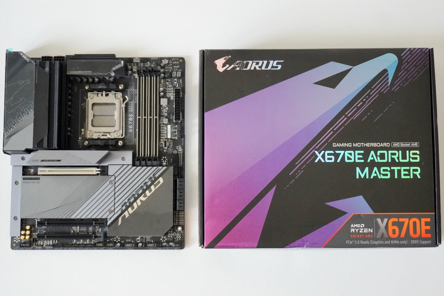 The motherboard used in the test is GIGABYTE X670E AORUS Master, with AMD Ryzen 7 7700X processor.