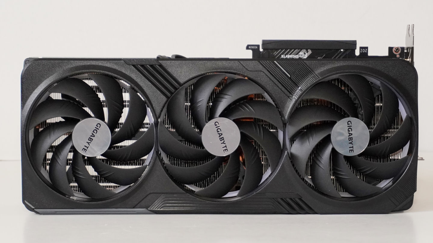 GIGABYTE GeForce RTX 4090 Gaming OC 24G載風之力散熱方案，具有10根熱導管與3組風扇，其尾端風扇的氣流能夠貫穿散熱片。