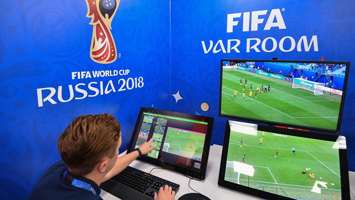 上屆俄羅斯世界盃期間的一名影像助理裁判。整體而言，VAR 在比賽期間效果不錯。攝影：Mladen Antonov/AFP/Getty Images