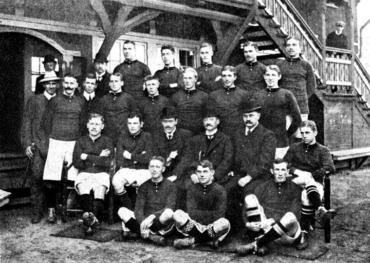 1908年奧運會丹麥足球隊，最上面一排左二為哈拉爾德·波耳