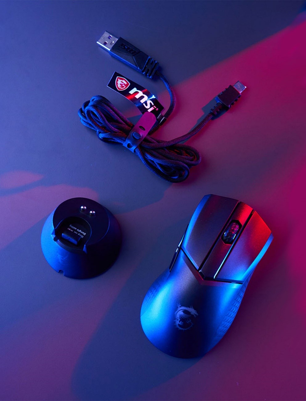 The list of items in the box of MSI CLUTCH GM31 LIGHTWEIGHT WIRELESS, in addition to the wireless mouse body, also comes with a dedicated charging stand (including USB receiver) and MSI FRIXIONFREE micro-abrasive wire for USB A ot USB C.