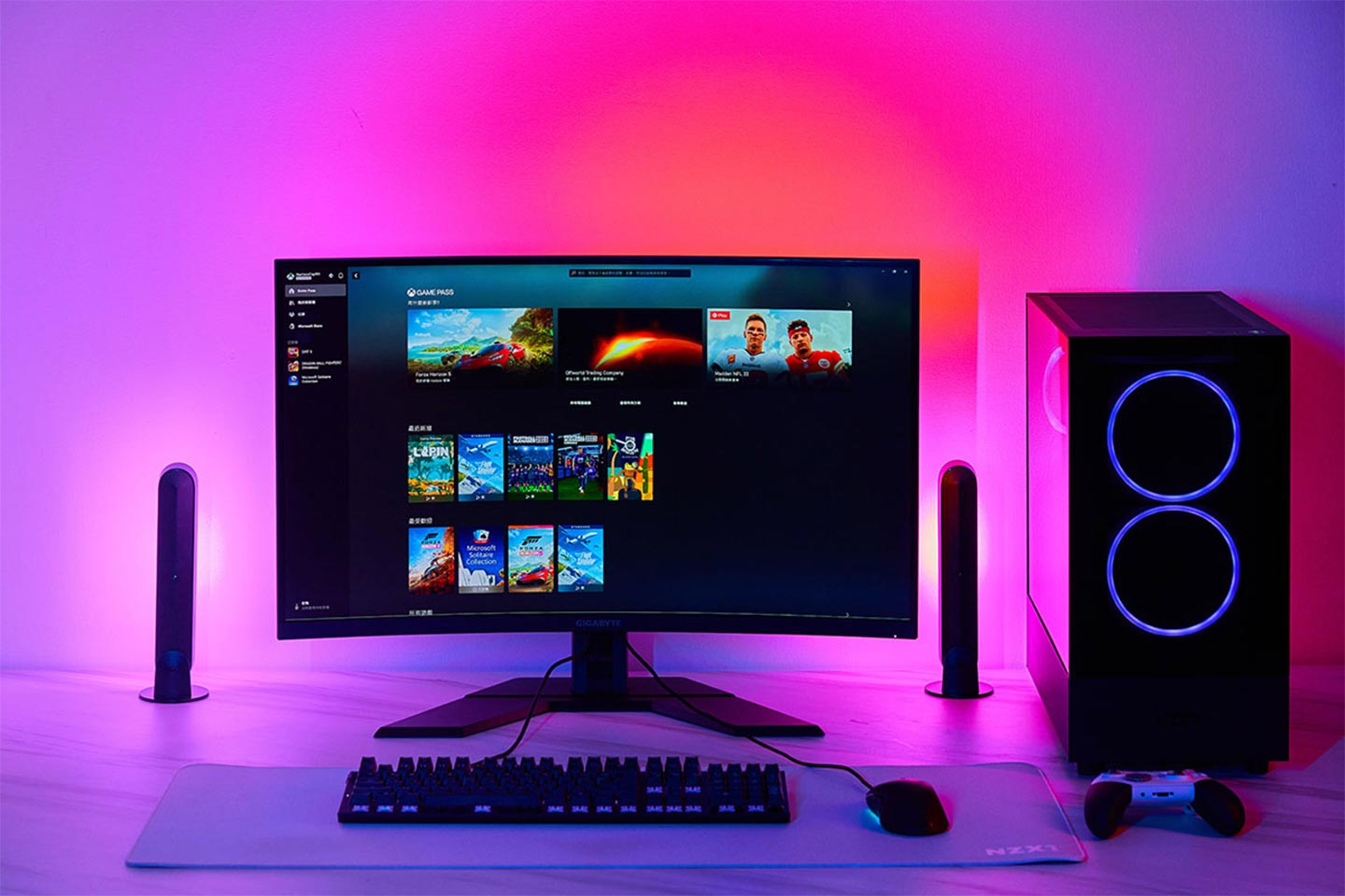對於遊戲玩家來說，在不額外替換其他電競顯示器的情況下，安裝 Philips Hue Play 漸變全彩情境電腦燈帶就能大幅升級空間的燈光效果，若電腦機箱、鍵盤、滑鼠…週邊也有 RGB 燈效，也能更完美地整合。