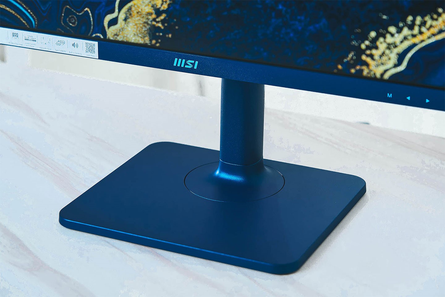 方型底座計讓大尺寸顯示器也能穩固地置放於桌面，同時提供可左右旋轉視角的功能。