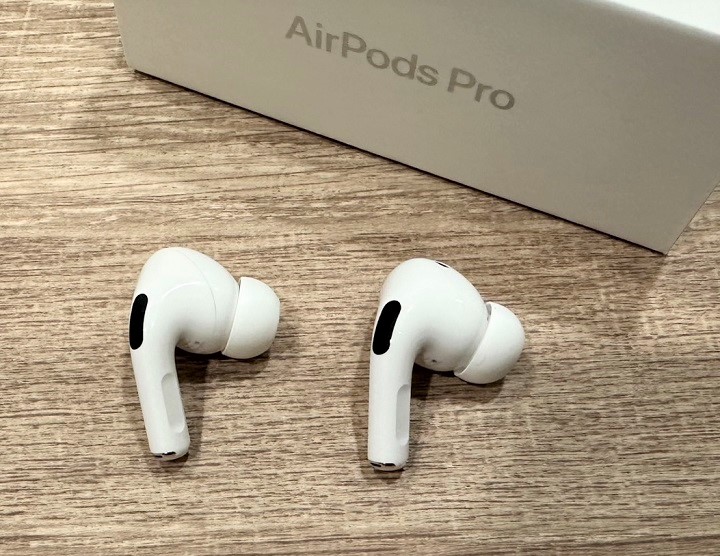 AirPods Pro 2 在耳機柄上加入觸控功能，可在耳機柄的平面處上下滑動，快速調整音量。