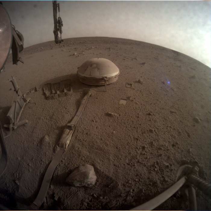 電量即將耗盡，這可能是 NASA 洞察號火星探測車傳回的最後一張照片