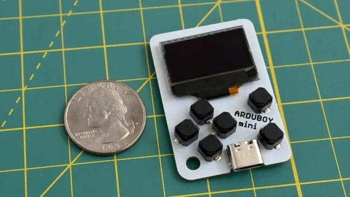 袖珍版「Game Boy」，內建 300 款開源遊戲、如鑰匙圈大小的掌機 Arduboy Mini 將要發行