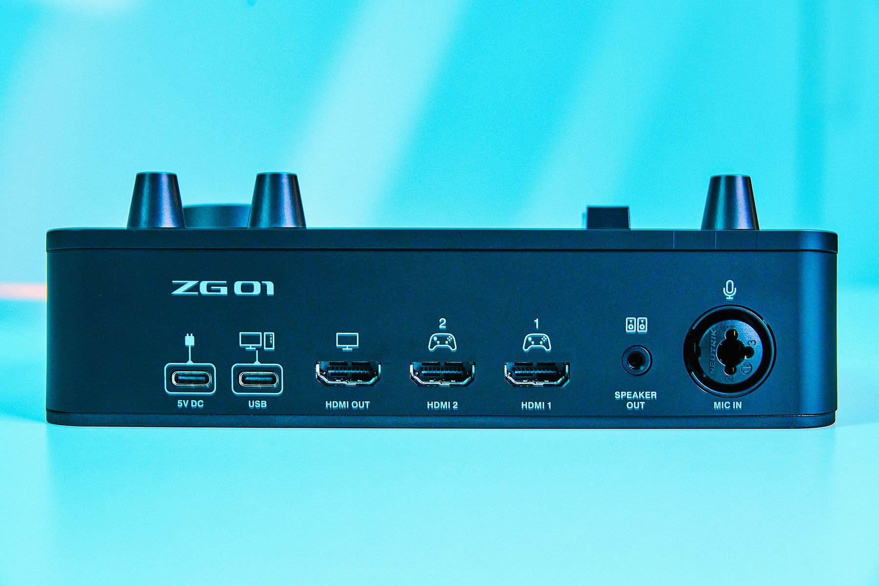 ZG01 的音源連結接口主要集於機身後側，包括兩組 USB Type-C 插（一個可連接 USB 電源變壓器提供 5V DC 電源供應，另一個則是可以配隨附的 USB 2.0 纜線連接電腦）；一旁則有 2 進1 出的 HDMI 插，兩個 HDMI 輸入端可以直接連接遊戲主機，而 HDMI 輸出插則能將接在 HDMI 1、2 的遊戲主機畫面連接到電視或螢幕顯示器；另外還有一組 SPEAKER OUT 插，以及用於連接 XLR 麥克風或 TRS 耳機的 MIC IN 插。