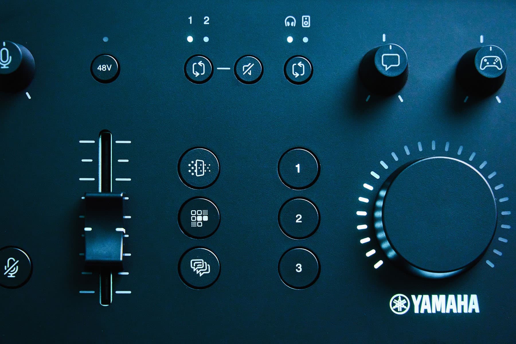 央配備的顆效果鍵，左邊三顆語音聊天效果按鍵由上而下分別可以為你的聲音提供變聲效果、收發器/無線電聲音效果、消音嗶聲和一鍵回音效果；至於右邊三個則是對應於遊戲音效，自由切換集模式、環繞音效模式 EQ 選擇，而這部分可配 Yamaha ZG Controller (ZG 控制器) 專屬軟體程式的 Mic Effect 和 Game Effect 介面來分別進行客製調整。