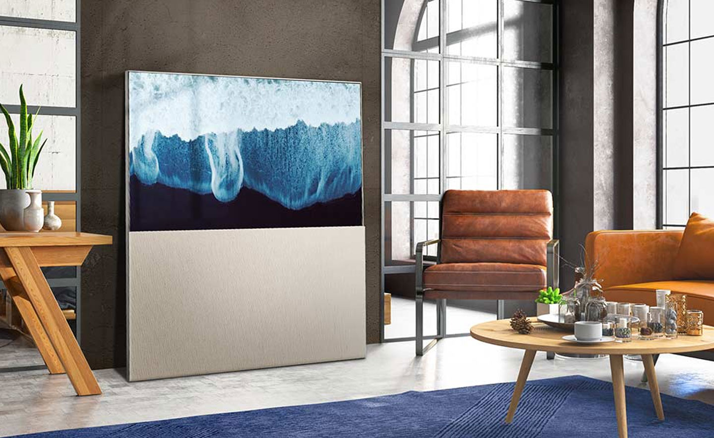 Object Easel 同時具備大尺寸電視的寬闊視野、獨特的滑動式外殼與一體成型式展架，成功將居家氛圍打造成如同藝廊一般。