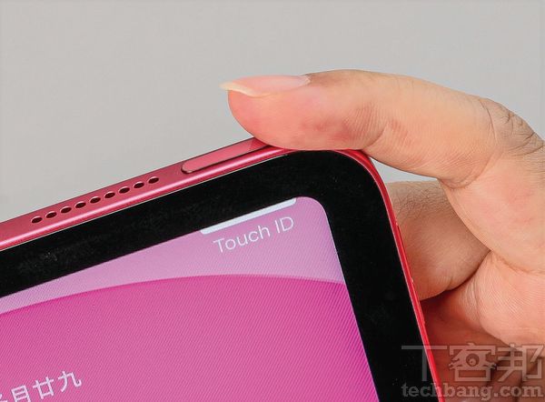 在全螢幕計下，將 Touch ID 整合進電源鍵，只要輕觸就可解鎖或付費。