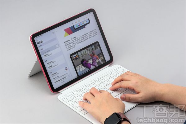 在 iPad 10新推出的配件，還有一款巧控鍵盤雙面夾，鍵盤採用剪刀腳結構，也有觸控板可以使用。
