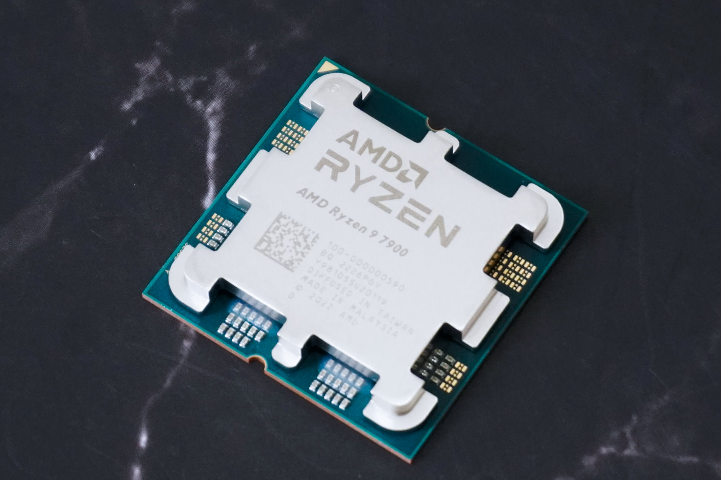 Ryzen 9 7900則是12核24緒的處理器，最高Trubo則是下降了200MHz，另一方面其TDP下修幅度也比較大。