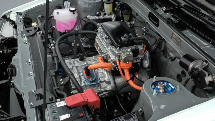 「豆腐車」重出江湖！TOYOTA 官方改造經典AE86，拿出了純電版以及氫引擎動力版AE86