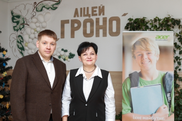 宏碁代表 Yevhenni Smeliak 與利沃夫 Lyceum Grono 校校長 Somyk Nataliya。