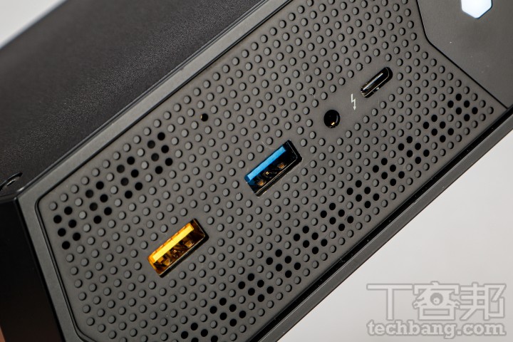 Front I/O configuration: two USB Type-A with one USB-C is quite mainstream, and the headset composite hole is also absent.