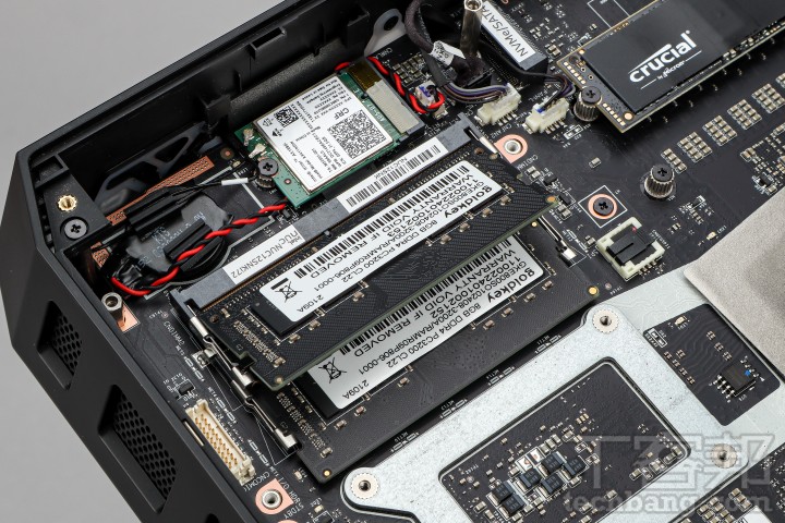 SO-DIMM 記憶體插槽：主機內部具備兩條電規格的 DDR4 記憶體插槽，消費者拆機後可自行更換。