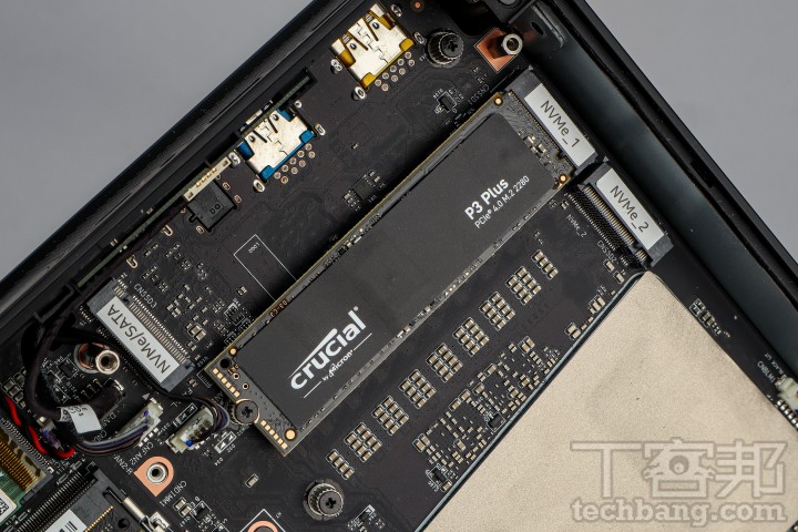 M.2 solid-state drive slot: There is ample space for installing three M.2 SSDs in total, and the heat sink is pre-attached behind the metal frame.