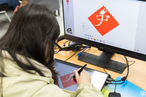淡江大運用ViewSonic手寫觸控解決方案將書法教數位化