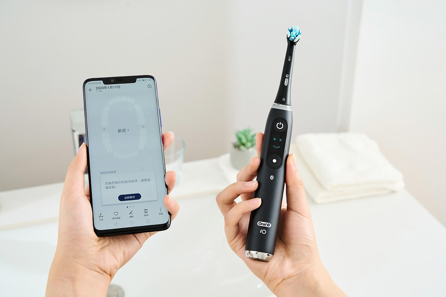 Oral-B iO9 也能透過專屬的 Oral-B App 與手機連結，讓更多智慧功能協助我們持確的刷牙習慣。