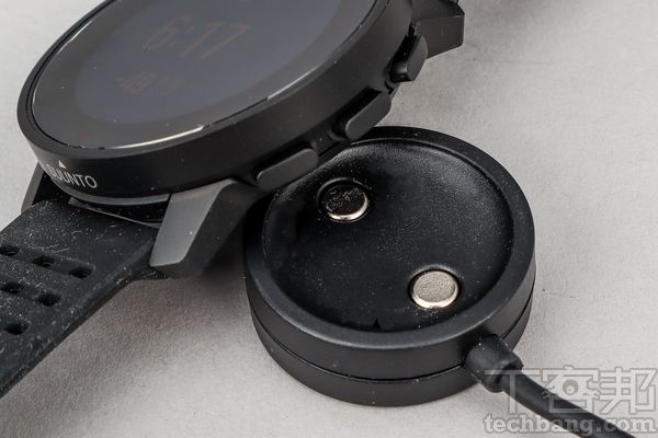 磁吸式充電座 充電使用磁吸式充電座而非夾式充電器，手錶底部兩側內嵌磁鐵，更精準對位。