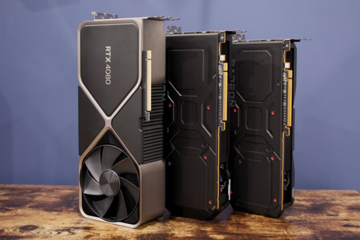 從左到右，從大到小分別是：GeForce RTX 4080（與 RTX 4090 尺寸相同），Radeon RX 7900 XTX 和 Radeon RX 7900 XT。