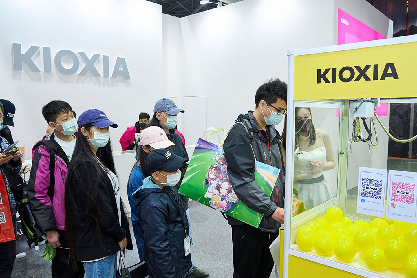 鎧俠 KIOXIA 的夾娃娃機台也吸引了大批玩家排隊試手氣。