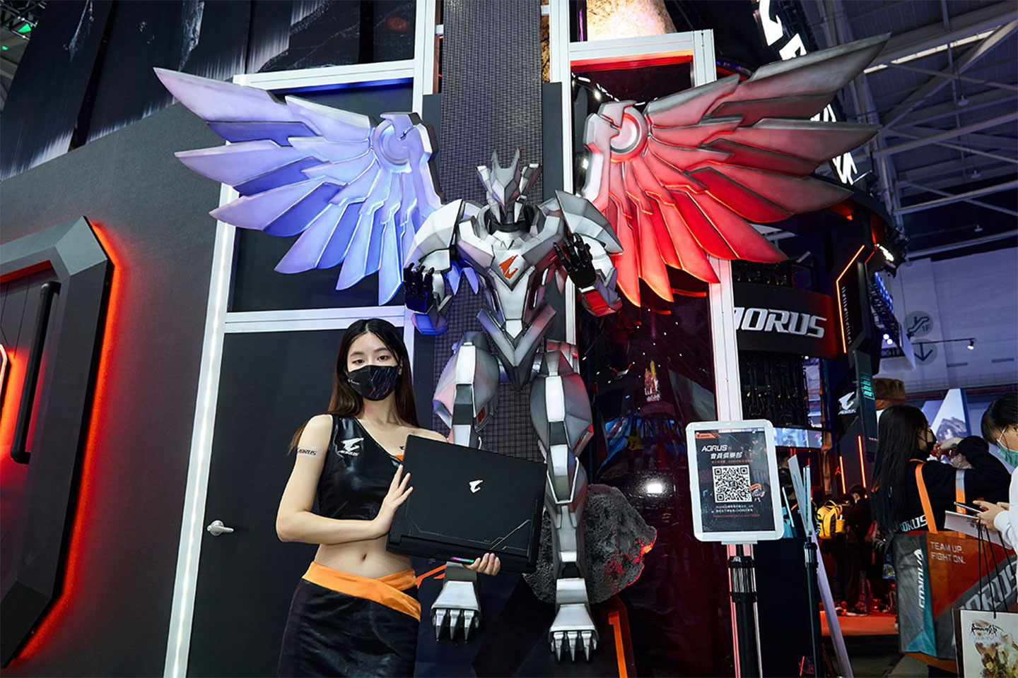 台北國際電玩展的 AORUS 展區入口旁可以看到一尊大型的神鷹雕像，也成為許多玩家拍照打卡的景點之一。