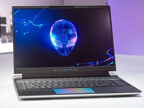 搭載 GeForce RTX 4090與RTX 4080的筆電，除了可輕鬆執行3A大作之外，還能滿足多螢幕與 NVIDIA  Omniverse 下3D設計的協作需求，此為 Alienware x16。