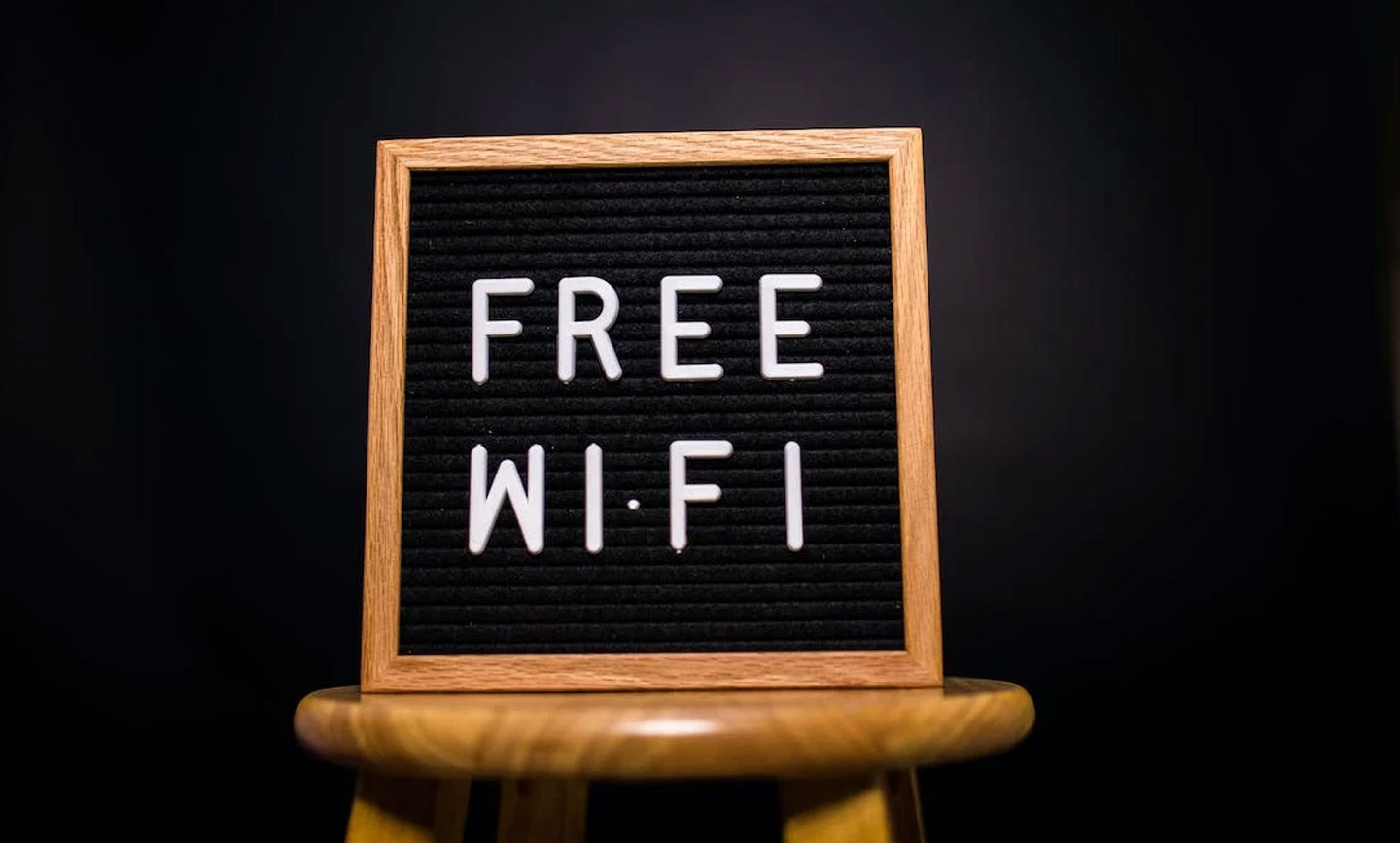 有不少商家、公共場所都有提供免費 Wi-Fi，但使用前也務必要注意這些網路來源是否可靠。