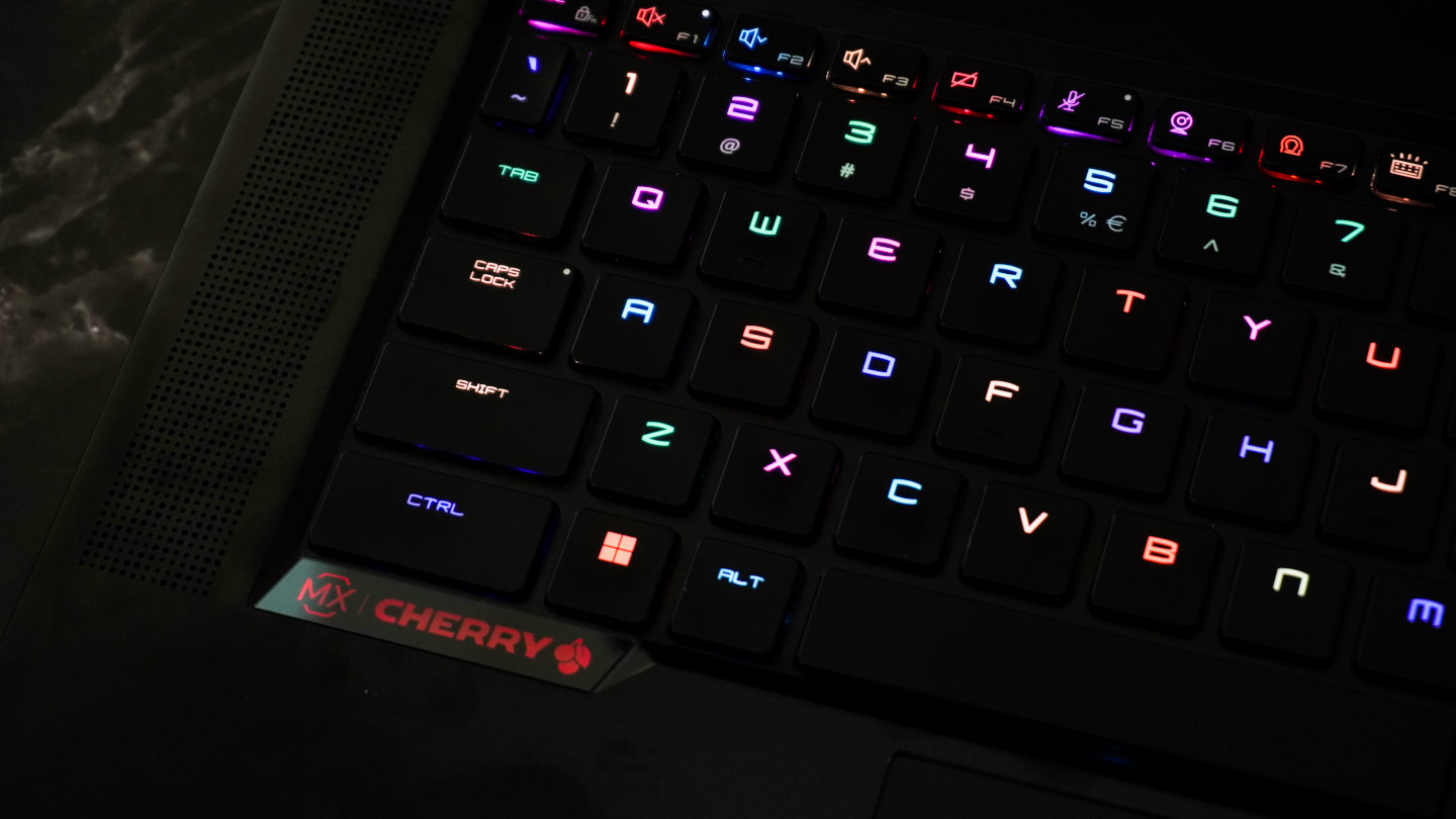 鍵盤左下角具有RGB背光的Cherry標誌。