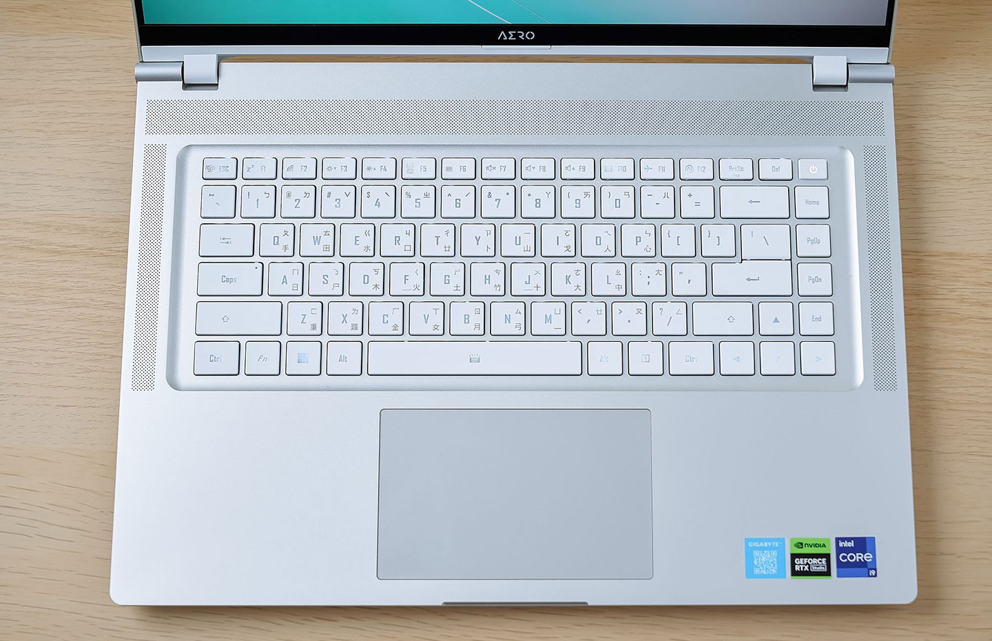 機身內側的 C 面也同樣為銀白色系，並配了鍵距合宜的島式鍵盤，白色鍵帽在視覺上也能與金屬機身的銀色完全契合。 ▲ 在鍵盤上方靠近螢幕 AERO LOGO 處有一個隱藏於網區塊的光源感測器，可以偵測環境亮度自動調校螢幕的顯示定。 ▲ AERO 16 OLED 的鍵盤擁有 1.7 mm 的長鍵程，打時的回饋感合宜，使用起來非常舒適。