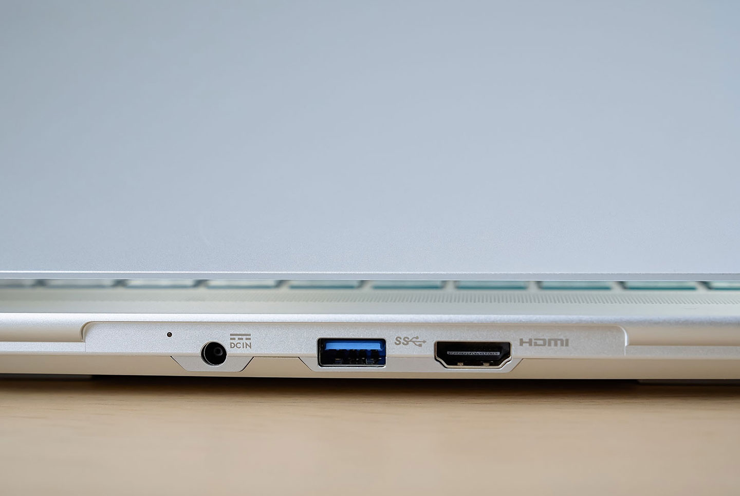 在機身後側也配置有連結埠，包括電源接口、USB 3.2 Gen1 Type A 埠與 HDMI 2.1 輸出埠。