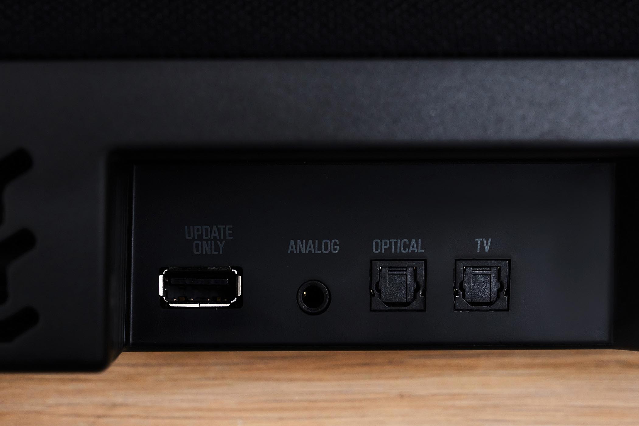 主機背面較深的凹陷區域所配置的傳輸介面群包含用於更新 Soundbar 韌體的 USB 插、一組 3.5mm 立體聲輸入、TV IN 光纖數位音訊輸入和 OPTICAL 光纖輸入各一組。