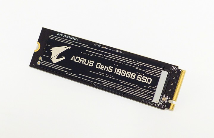 AORUS Gen5 10000 SSD 本體，面貼著一層內含金屬層的標籤。