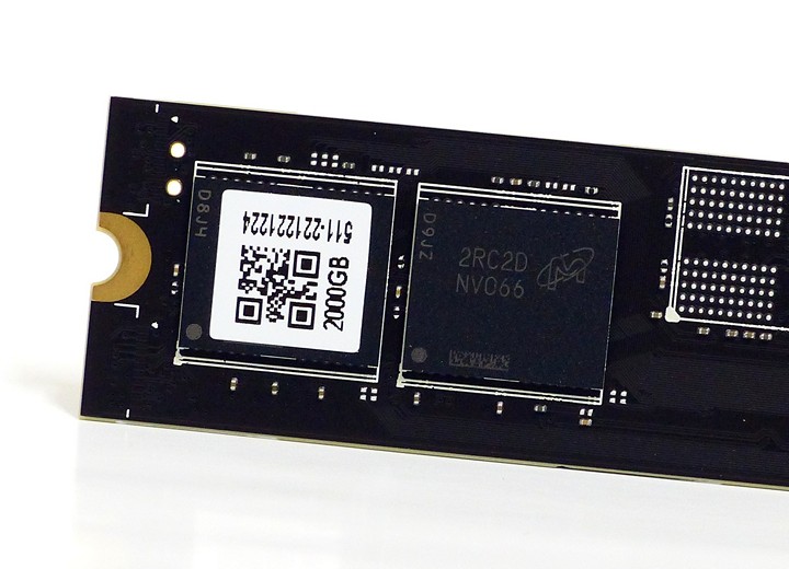 AORUS Gen5 10000 SSD 2TB 使用 4 顆 Micron 232 層 3D TLC 快閃記憶體 MT29F4T08EMLCHD4-RES:C，單顆容量 512 GB。
