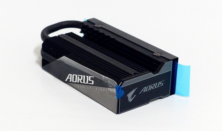 AORUS Gen5 10000 SSD 包裝含有 1 組 M.2 Thermal Guard XTREME 散熱器，玩家可依據實際需求自行安裝。