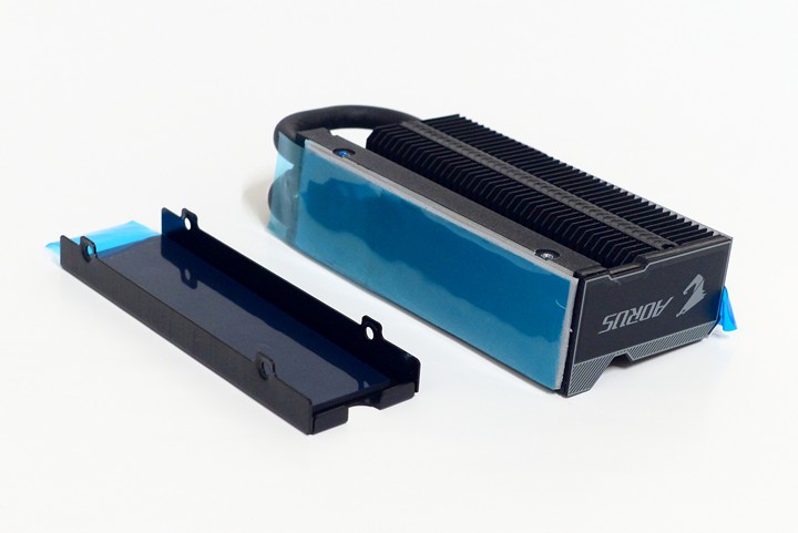 M.2 Thermal Guard XTREME 散熱器已貼上導熱墊，該導熱墊具有彈性，能夠緊貼 SSD 表層高低不一的零組件。