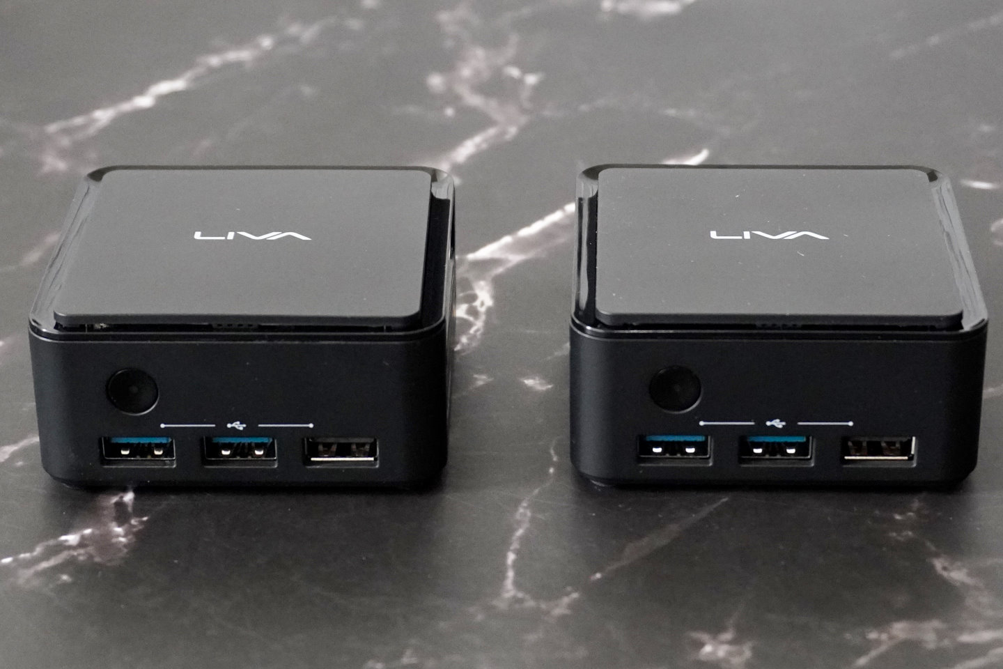 2者面都具有2組USB 3.2 Gen1以及1組USB 2.0端。